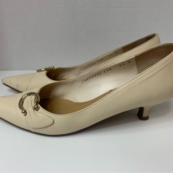 Vintage Ferragamo Made In Italy Cream Leather Pointed Toe Kitten Heels - Picture 9 of 9